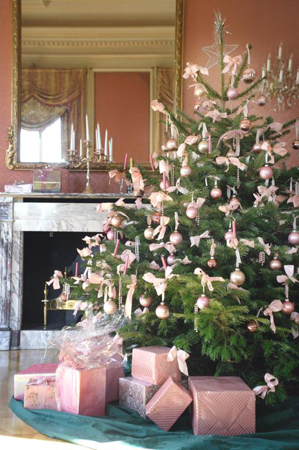 粉红的圣诞树——圣诞树和圣诞树，装饰蜡烛的颜色
